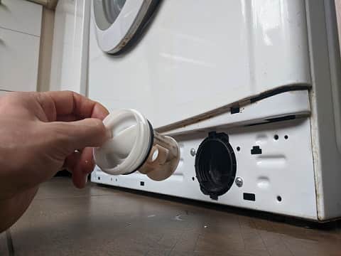 Не сливает воду